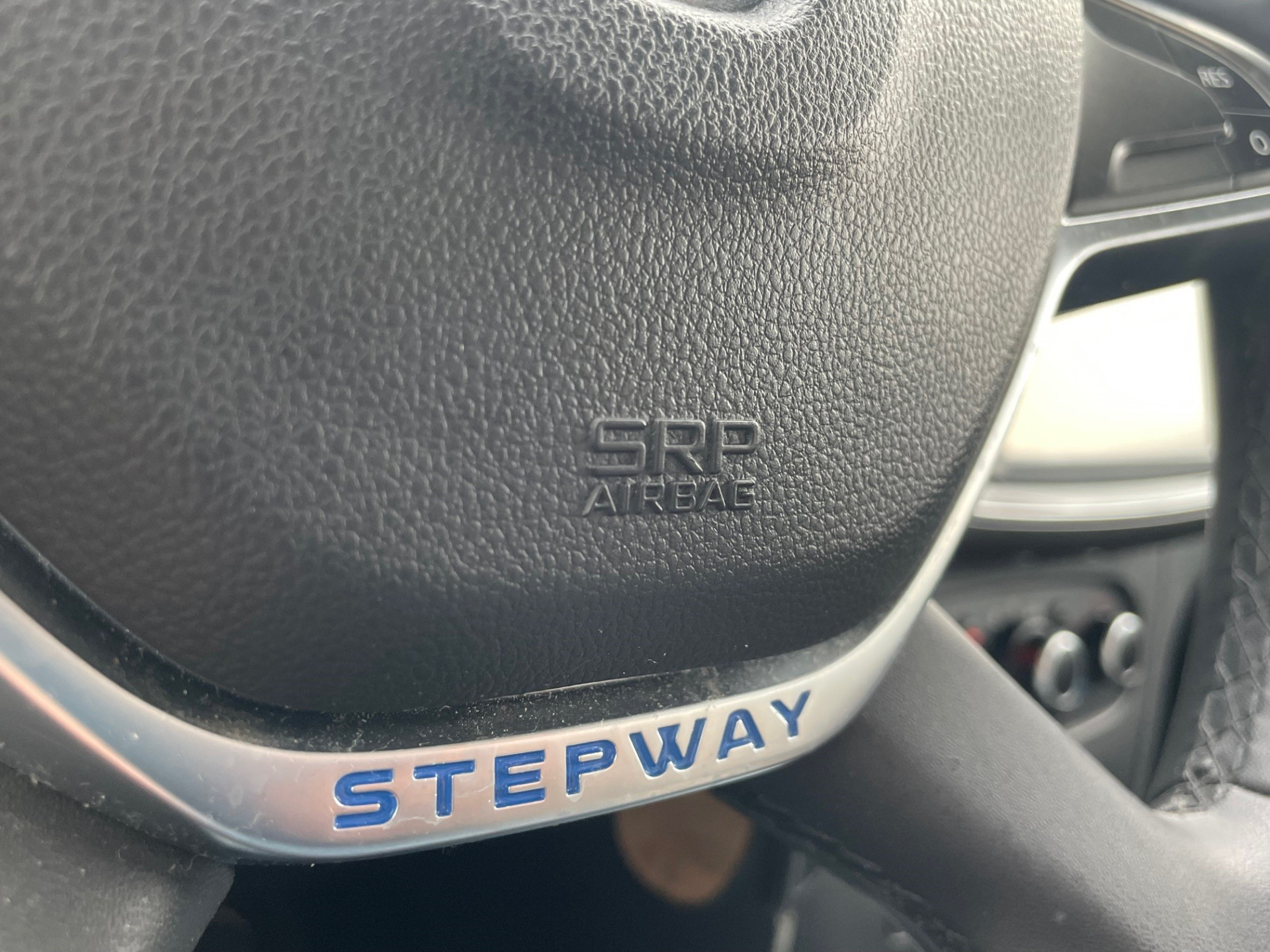 42816167-6.jpg